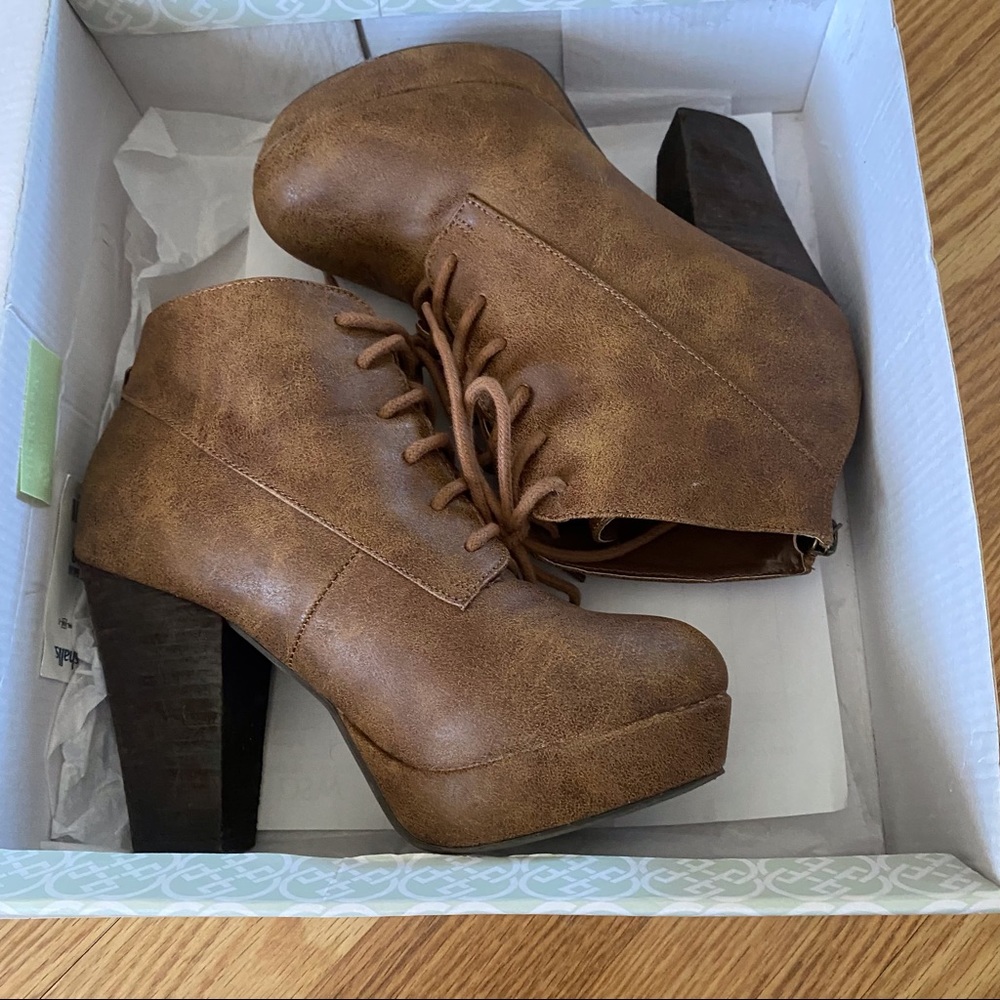 Daisy Fuentes Lace Ankle Boots - Picture 9 of 10